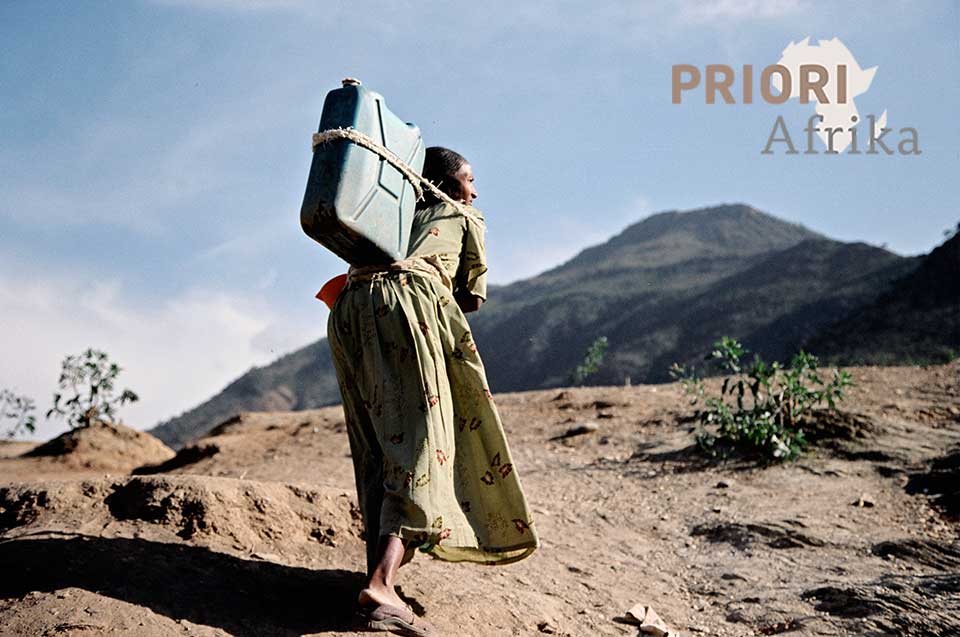 Äthiopien Reise Irobland Frau mit Wasserkanister PRIORI Afrika